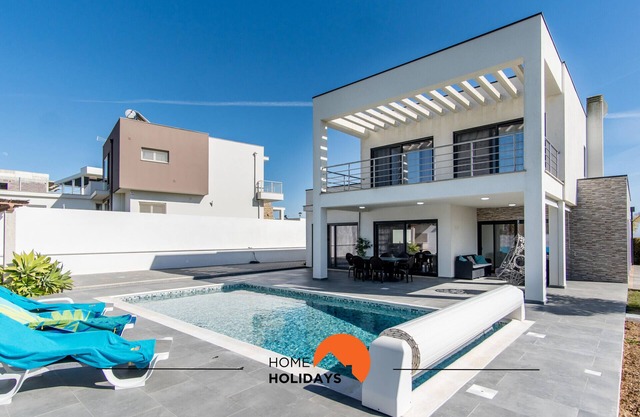 #125 Alcantarilha Villa by Home Holidays