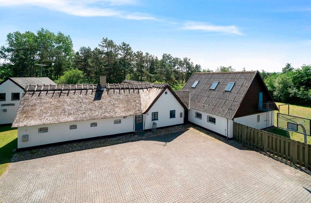 13-room holiday home, 500 m to the beach