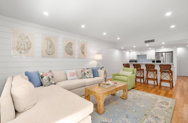 1351 Fairway Oaks: Renovated 2BR, Near Beach & Golf, Beach Gear/Bike Credit