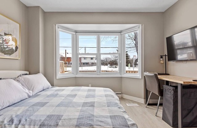 14 minutes from downtown, Luxury home in Nepean