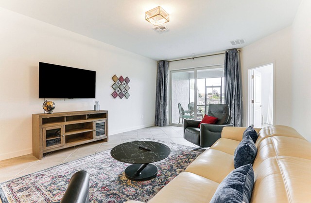 15 Mi to Downtown Fort Myers: Golf Getaway