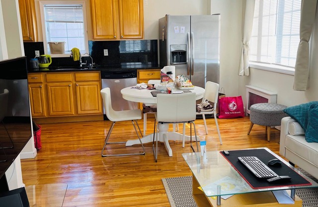 15 Min to Midtown on LIRR! 3-bed, 2 Full bath w Clotheswasher, Dryer, D/W.