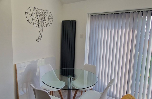 15 minutes from famous Wimbledon, an inviting family home nestled away