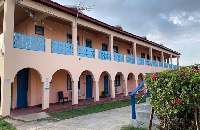 16 bedroom guesthouse in black river st elizabeth