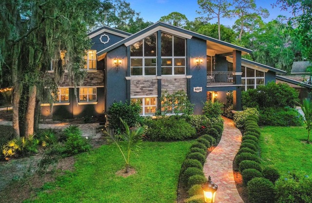 16 beds, 5BA, 2 Acres, Salt POOL, Spa