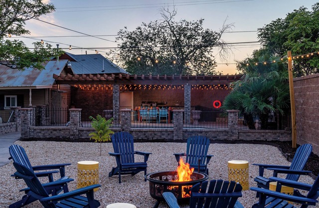 16 mi to White Sands. Pool, Game Room, King Beds