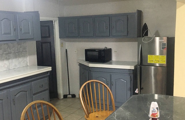 16 stone Ave apt cambaville G/Town n2 min from movie town and the Giftland mall