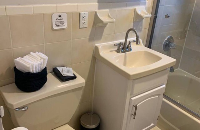 1631 2H · Adorable 2bed Apt/20min to NYC-Parking Avail .