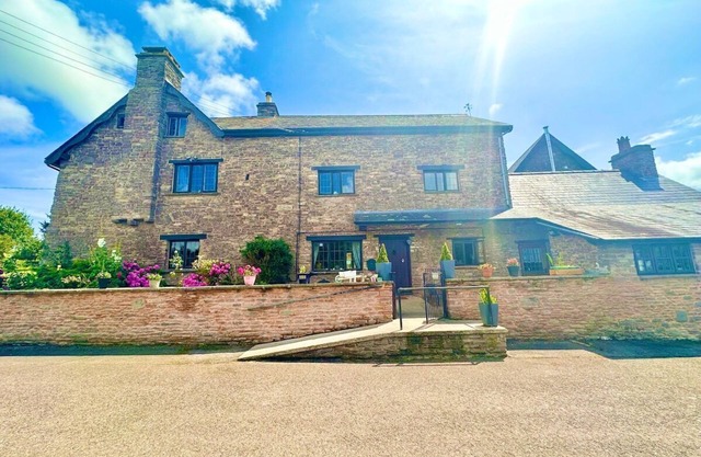 16th Cent,6 bed house,15 People