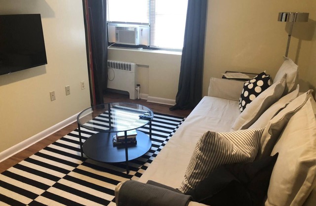 1703 3H · Suitable 2bed Apt-20 min to NYC/Parking Avail