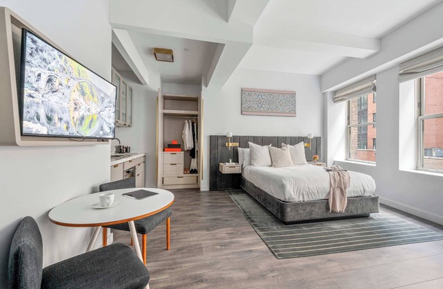 17John: Classic Queen Studio Apartment