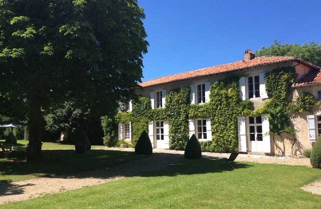 17th century Charentais manor house on the banks of the Charente/tennis - swimming pool