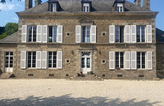 17th-century château in Mayenne, for groups, families and events.