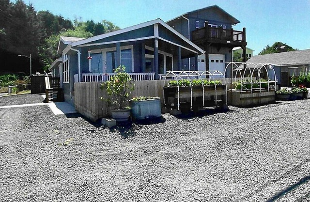 1800 sq ft New Home within 2 blocks of sand dunes, Umpqua River, marina, & town