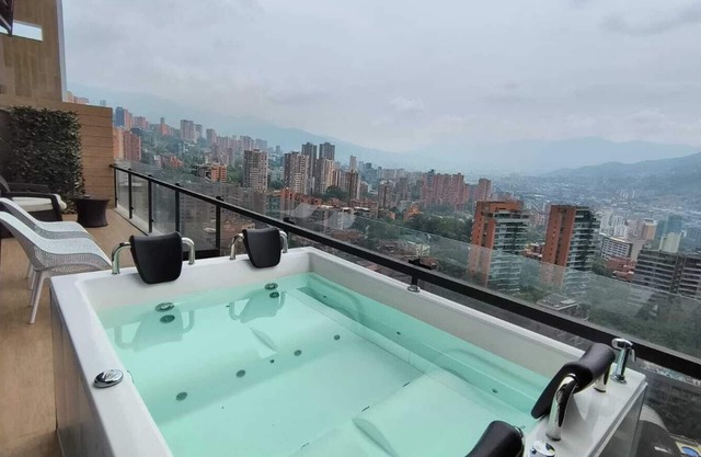 ★18th Floor★Coolest building in Medellin★RoofTop Pool/Jacuzzi/Gym★Amazing Views★
