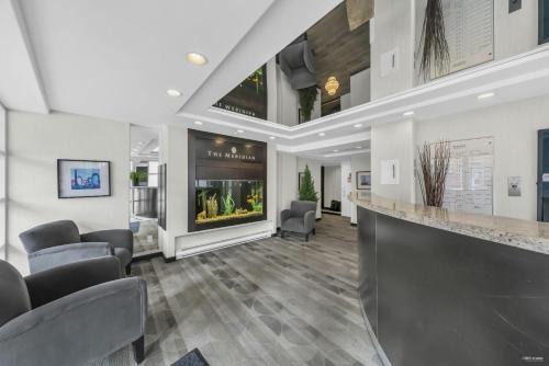1BD+Den condo, with free parking in Downtown!