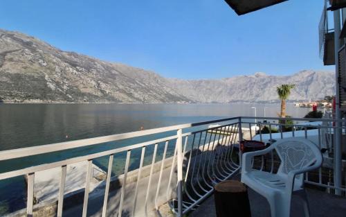 1bd Waterfront Apt w Perast Views