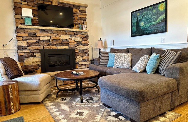 1BR/1BA dog friendly with porch