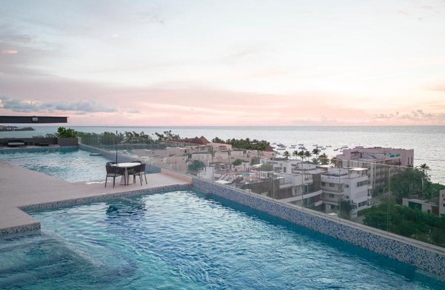 1BR condo de lujo a pasos del mar y de la 5ta avenida