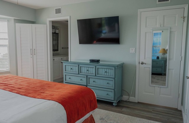 1BR Condo w/Ocean View, Pool & Private Beach