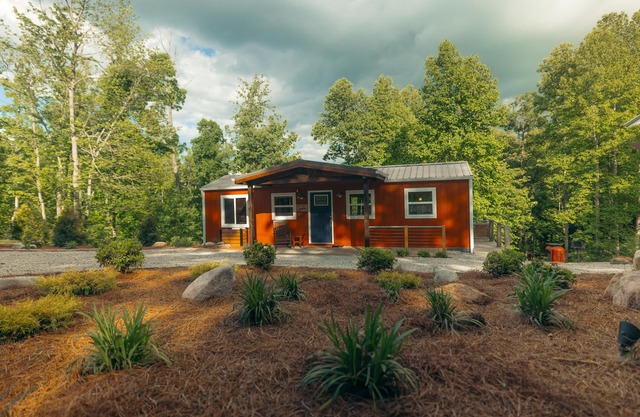 1BR Hot Tub Clean/Quiet Dog Friendly