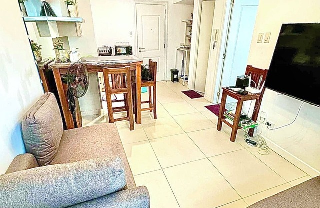 🌿 1BR w/Balcony & Pool View | Free WiFi, Netflix, Karaoke,Pool/gym Access