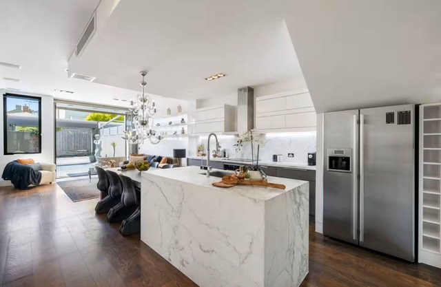 1st Class Living in the Heart of A+ Albert Park