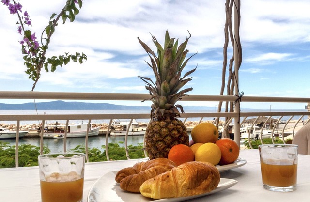 1st floor apartment, balcony and sea view