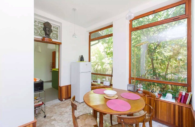 1st floor apartment in a 3 storey villa with garden, bus/metro close by