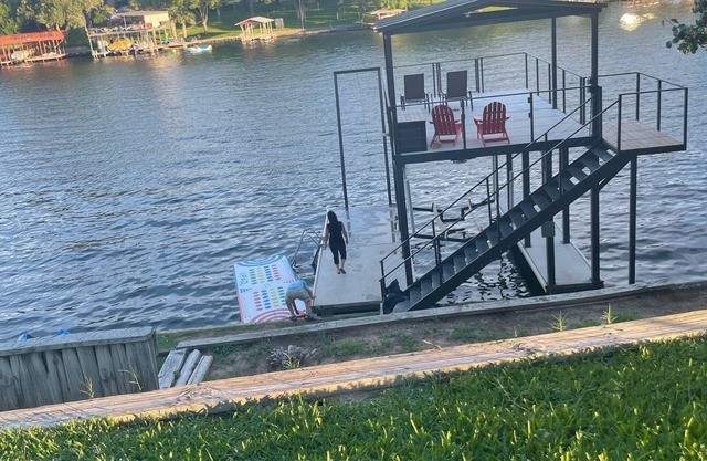 2/2, sleeps 10, deep-water dock, dog-friendly