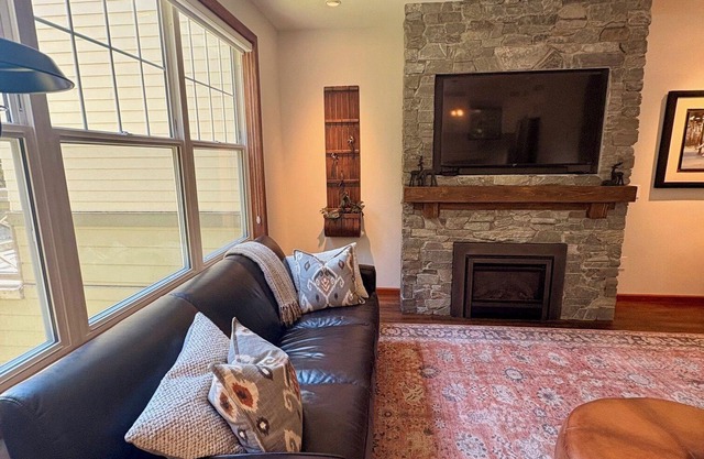 2.5 Bedroom Townhouse Blueberry Hill Gem Total Renovation Walk to Everything
