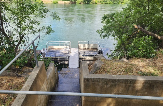2 acres 3 bed 3.5 bath on the Sacramento River.