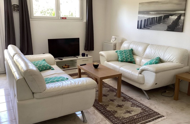 2 bedroom ground floor modern apartment 4km beach