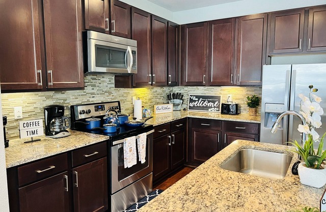 2 BD/2.5 BA TOWNHOME🏠/ KING BD /GARAGE NEAR CITYCENTRE🛍