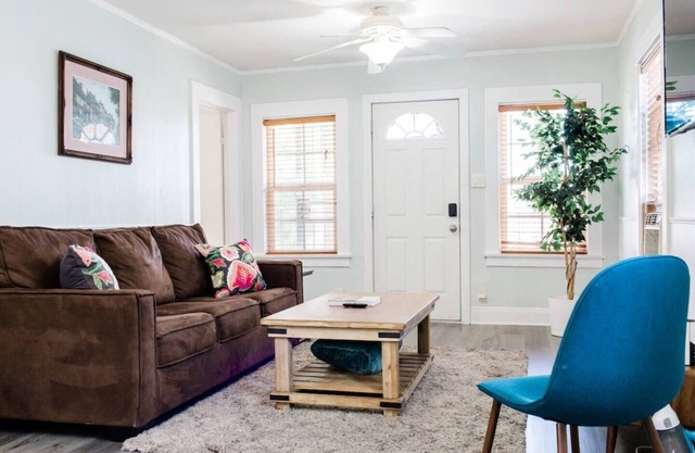 2 BD in Quiet Neighborhood + AC, Desk, Fast Wifi