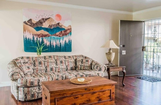 2 BD/Quiet Community/Close to Food + Shopping