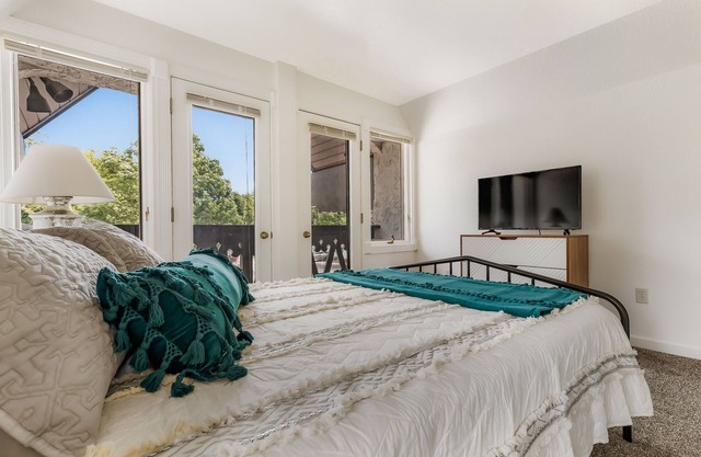 2-Bdr Main St. Loft, Pet Friendly!