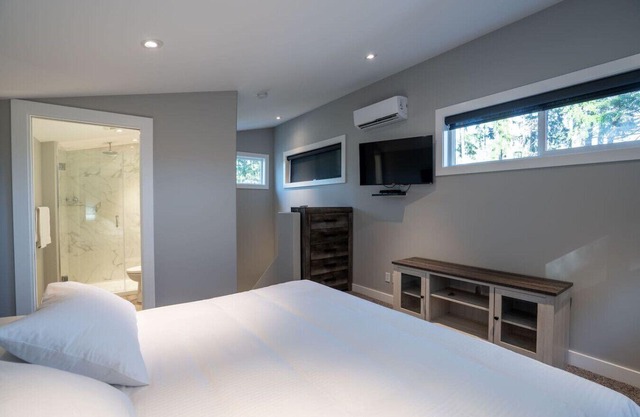 2 Bdrm 2 ensuite new modern home