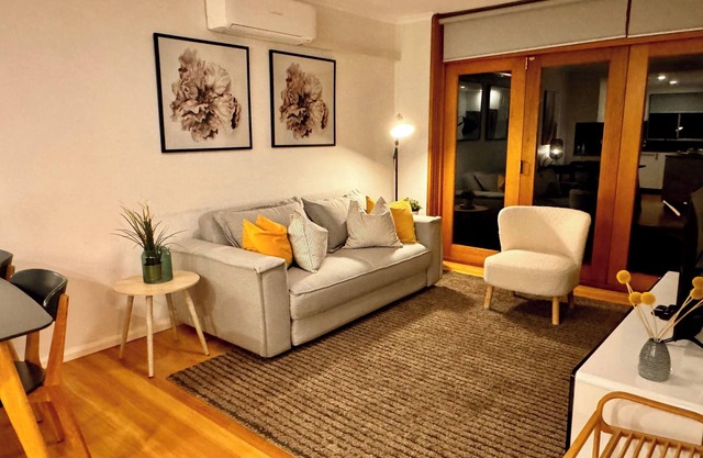 2 Bdrm Apt in Annandale with Courtyard & Parking