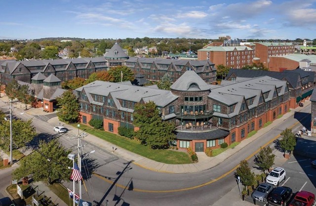 2 bdrm Club Wyndham Long Wharf;10 min walk to Newport Boat Show; parking incl.