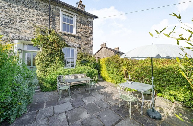 2 BEACON HIGH, family friendly, character holiday cottage in Lindale
