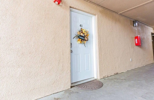2-bed, 1-bath apartment near I-24. Great location