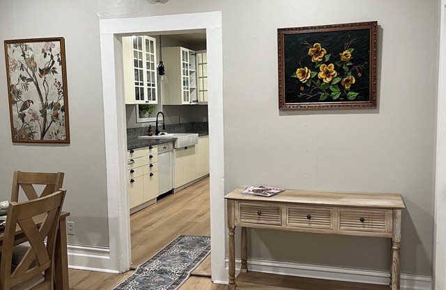 2 bed 1 bath cottage in downtown Auburn- fenced yard, WiFi and AC. Dog friendly