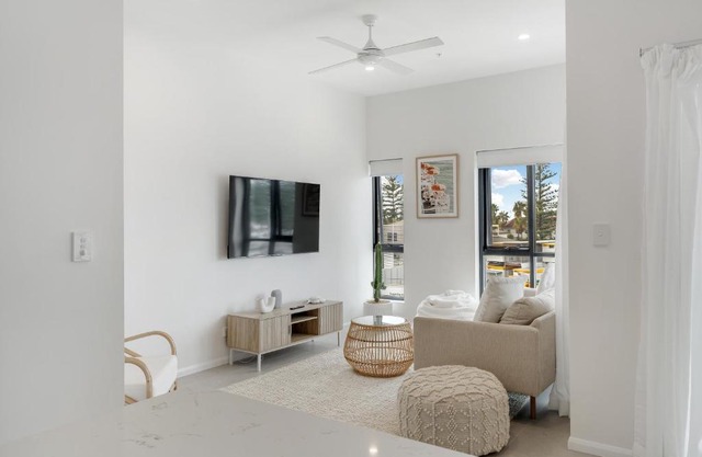 2 Bed, 2 Bath Ocean View Apt! Parking, 250m to Beach