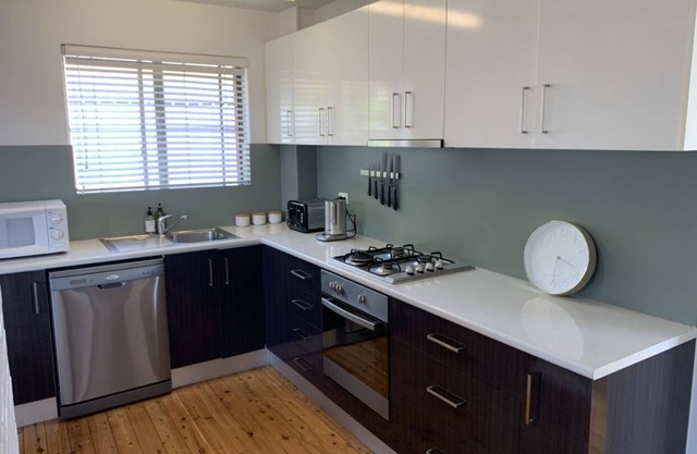 2 Bed Bar Beach apartment, stroll to beach & cafes