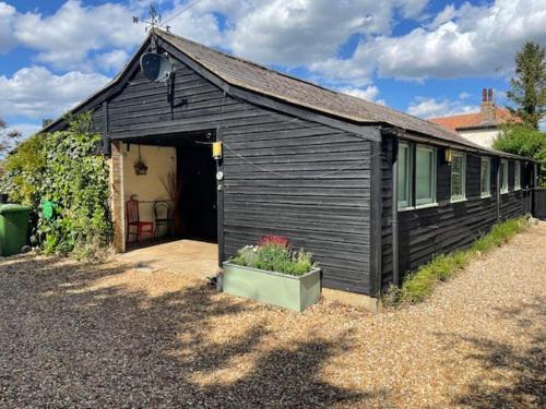 2 Bed Barn - Sleeps 4 - Pets - Parking - Wifi