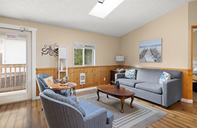 2 Bed Cabin, Oceanfront Property, Hot Tub