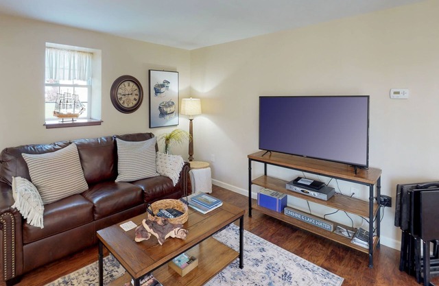 2 bed Carriage House/Pet friendly-Walk to Village
