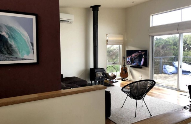2 Bed Coastal Getaway - Walking distance to beach
