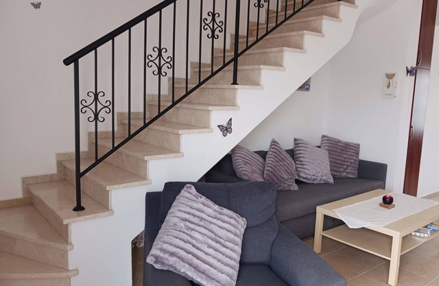 2-Bed House Sleeps 6 -Pool -Free Parking -Netflix